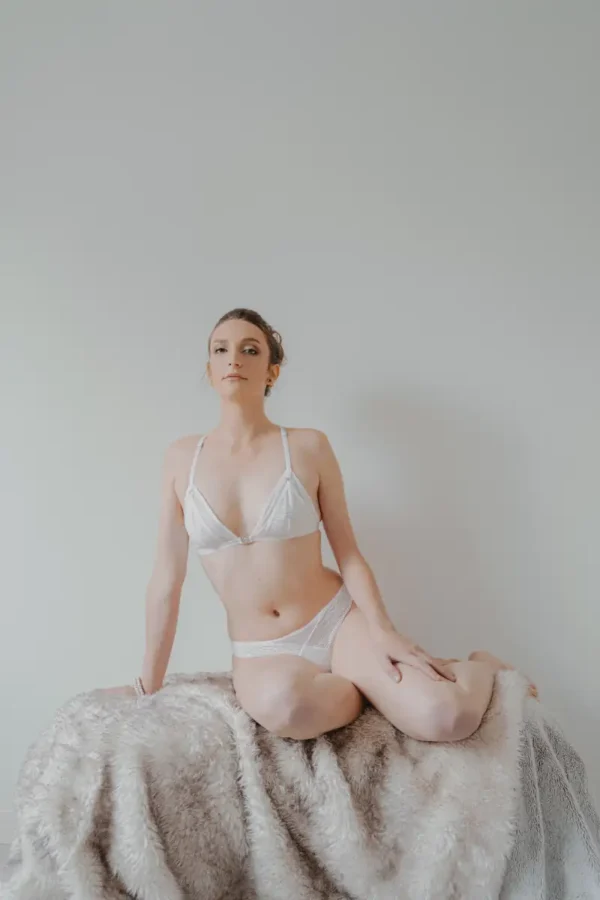 Ce soutien-gorge blanc triangle est sans armature mais doublé d'un tulle rigide pour vous offrir douceur et maintien.