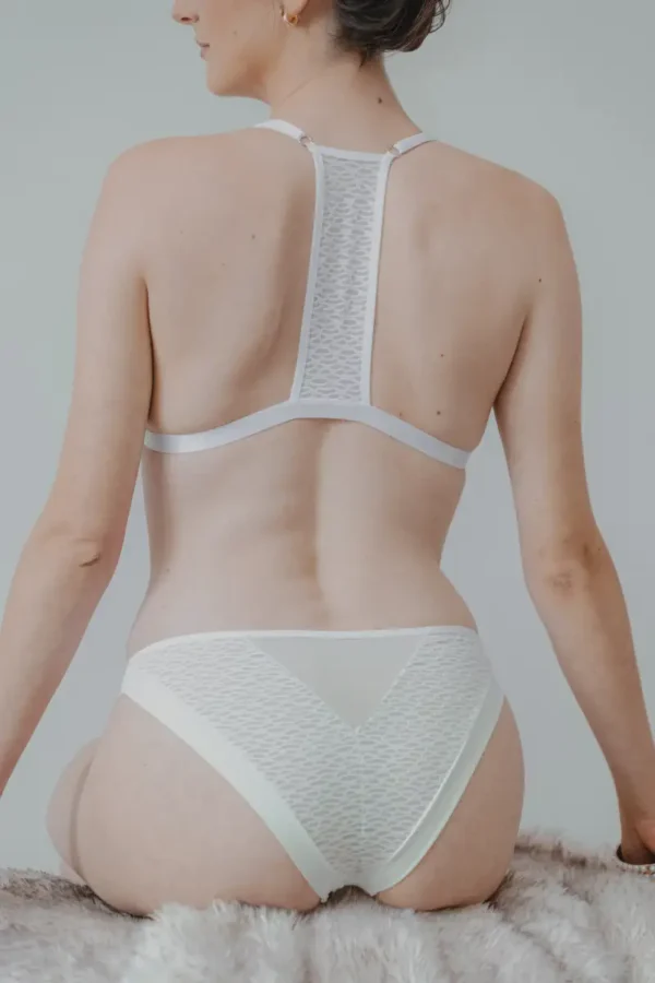 Élégamment composée, cette culotte mettra en lumière votre silhouette. Sans couture sur la ligne de fesse, elle sera très discrète sous tous vos pantalons.