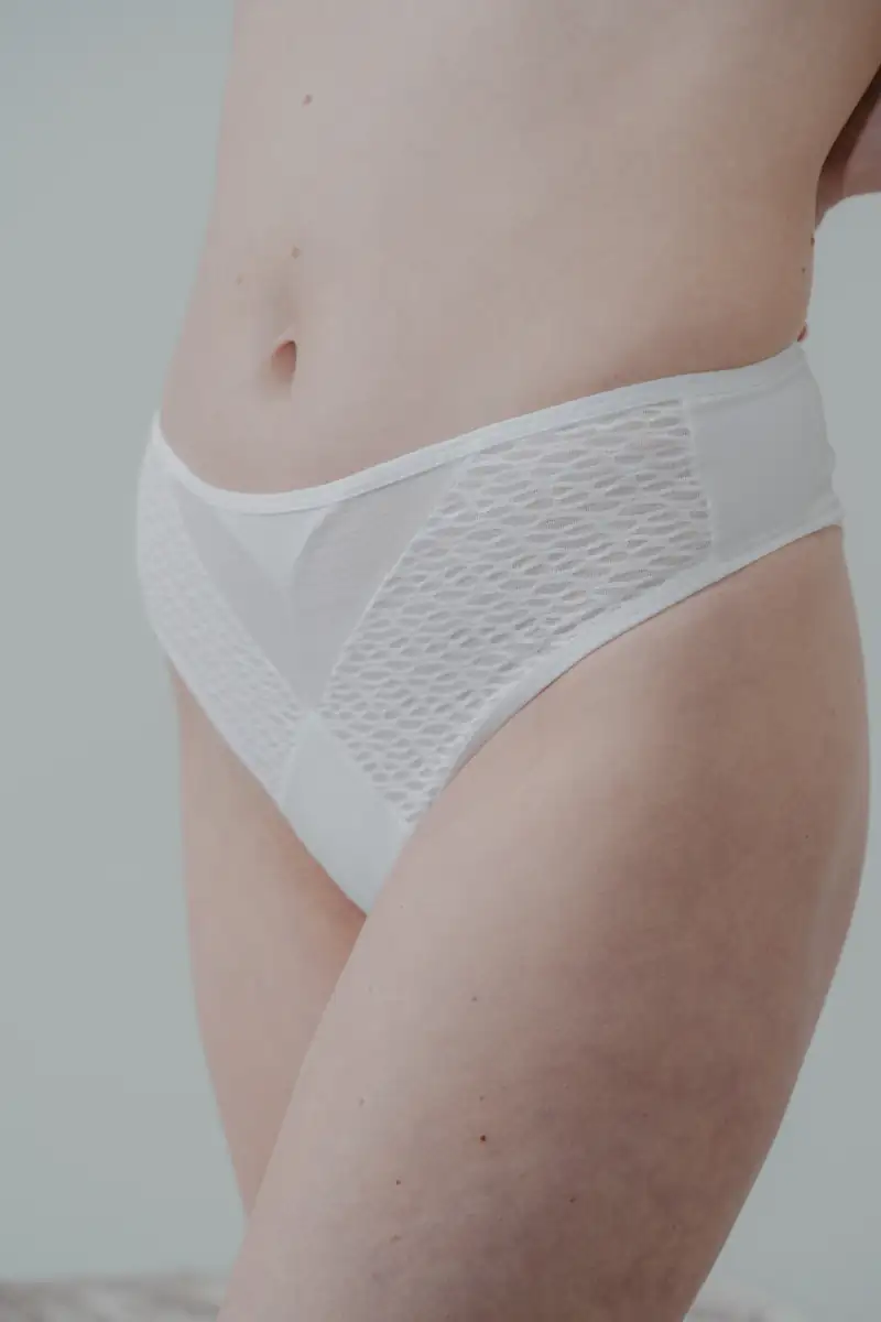 Ce tanga taille haute mêlant lignes épurées et étoffes raffinées, épousera les formes de votre corps avec justesse.