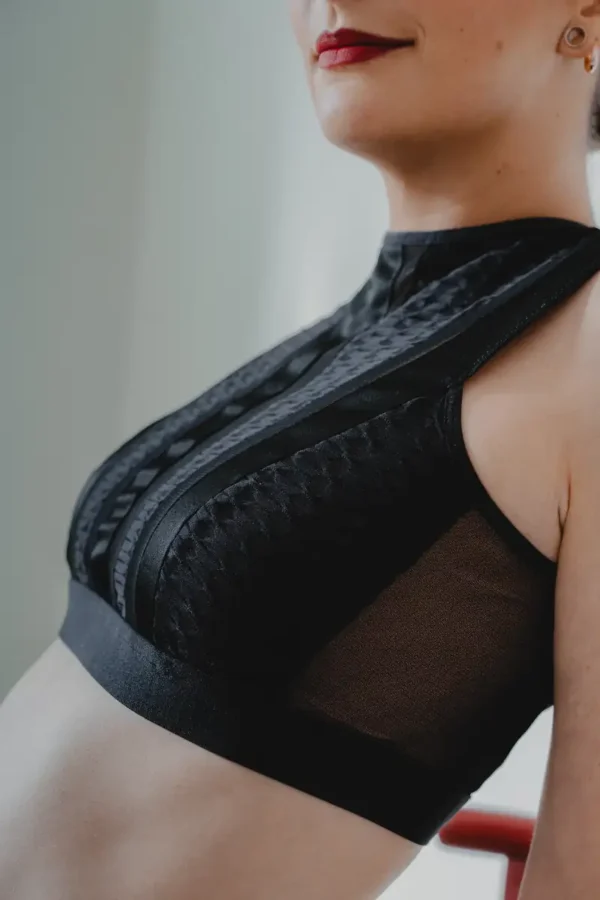 Ce crop top est une création unique d'Alteya Lingerie, il a été réalisé sur-mesure près de Nantes.