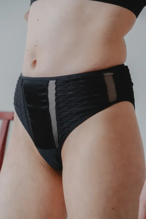 Une culotte sexy et raffinée, de légère transparence apporte un côté très sensuel à cette pièce unique.