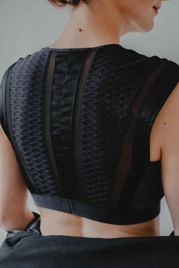 Ce crop top aux détails délicats saura vous séduire par sa légère transparence qui lui accorde une touche de sensualité.