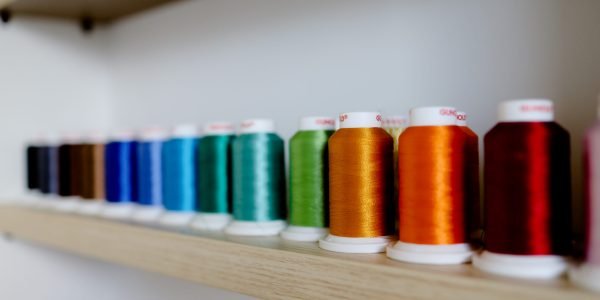 Fournisseur-fil Une petite entreprise spécialisée dans la production de fils à coudre et de fils à broder située dans le nord de la France.